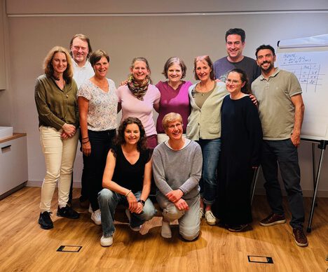 Gruppenfoto des Applied-Kinesiology-Qualitätszirkels in den Praxisräumen von Dr. Stephanie Joerges in München