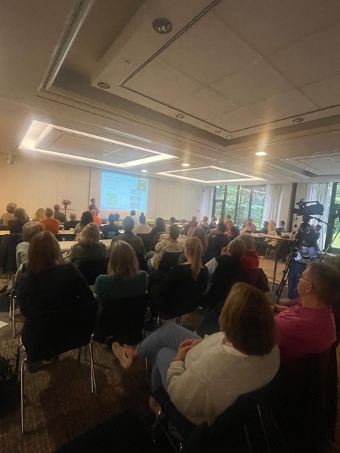 Dr. Stephanie Joerges bei einem Vortrag über Applied Kinesiology auf dem DÄGAK-Kongress in Lüneburg